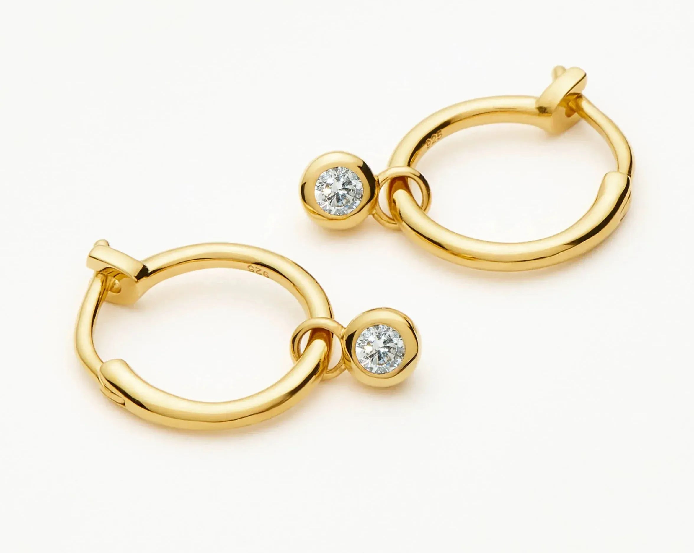【MISSOMA】テニス スモール フープ イヤリングピアス Gold Missoma - Tennis Gold Charm Mini Hoop Earrings – Mode Sportif