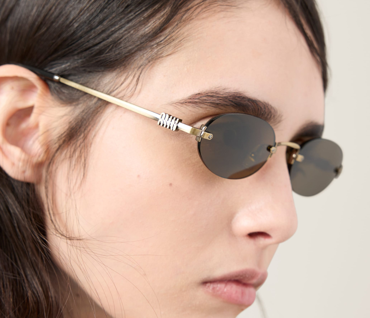 サングラス MiuMiu FW24 Miu Miu - 0MU A54S - 26C09Z (0MU A54S 26C09Z) Miu Miu 0MU-A54S-26C09Z Oval Sunglasses in Dark Brown Gold